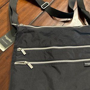 NWT   Large Baggallini Crossbody Bag.    Black